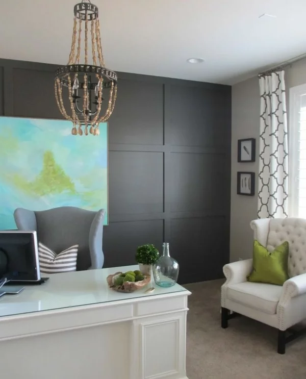 grau gestrichene Kunststoffpaneele kontrastieren mit weißen Möbeln im Home Office 