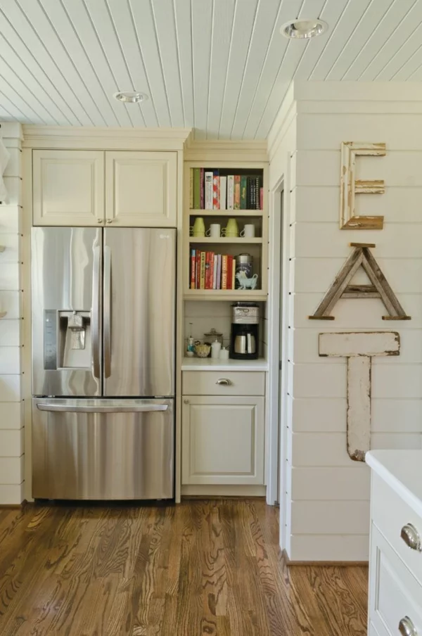 Kunststoffpaneele weiß streichen in der Küche in Shabby Chic Stil perfekten Look erreichen 