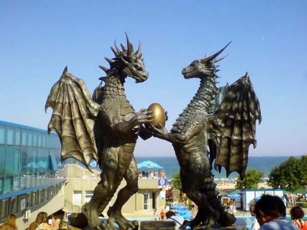 berühmte kunstwerke skulpturen verliebte drachen bulgarien