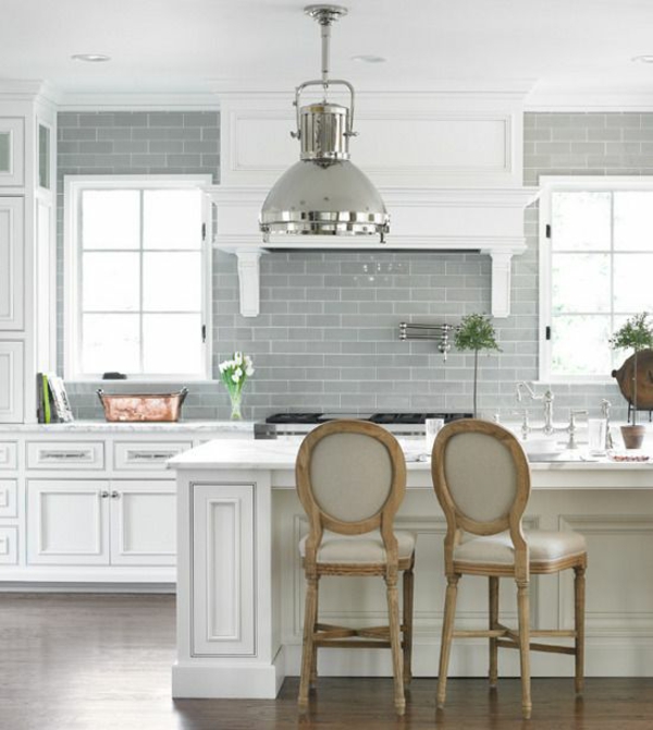 küchen design fliesen grautöne weiße möbel