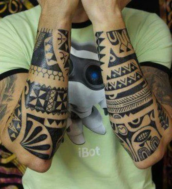 moderne unterarm tattoo polynesisch 