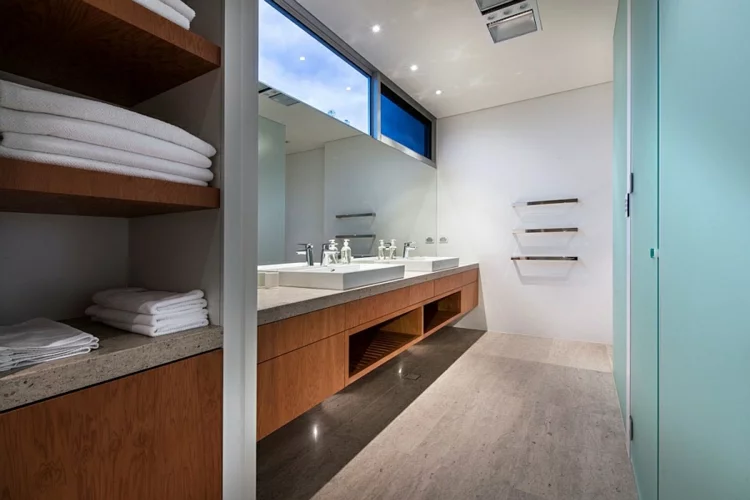 moderne badezimmer einrichten marmor holz betonplatten bodenbelag