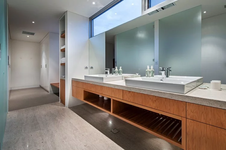 moderne badezimmer marmor holz betonplatten bodenbelag