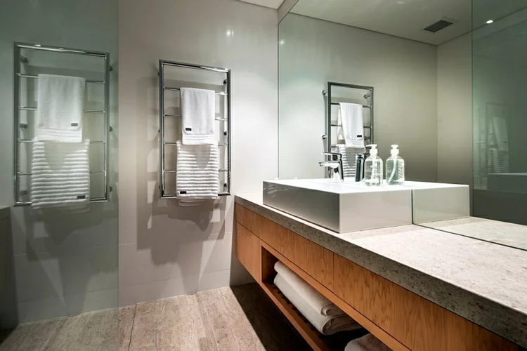 moderne badezimmer marmor holz tuchtrockner waschbecken holzunterschränke