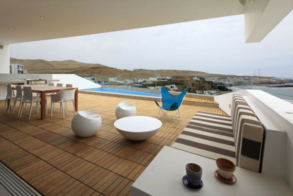 moderne terrassengestaltung bilder beispiele designer lounge möbel holzboden pool
