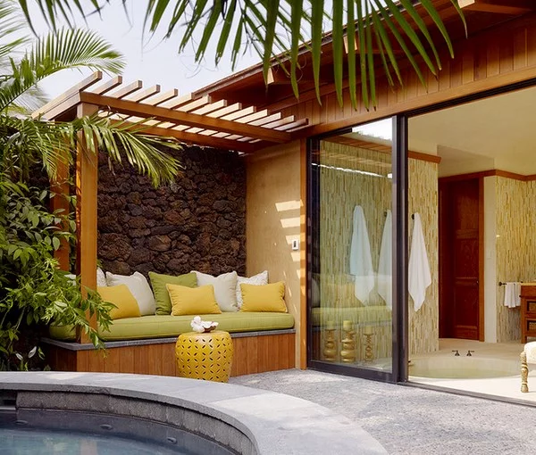 moderne terrassengestaltung garten außenbereich lounge möbel holzüberdachung