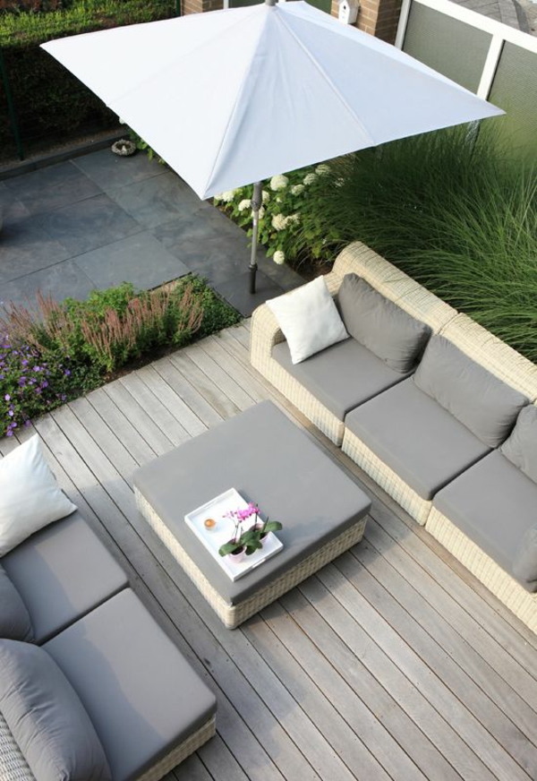moderne terrassengestaltung ideen beispiele lounge möbel rattan holz sonnenschirm