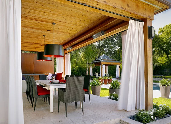 moderne terrassengestaltung terrassenüberdachung aus holz gardinen lounge möbel