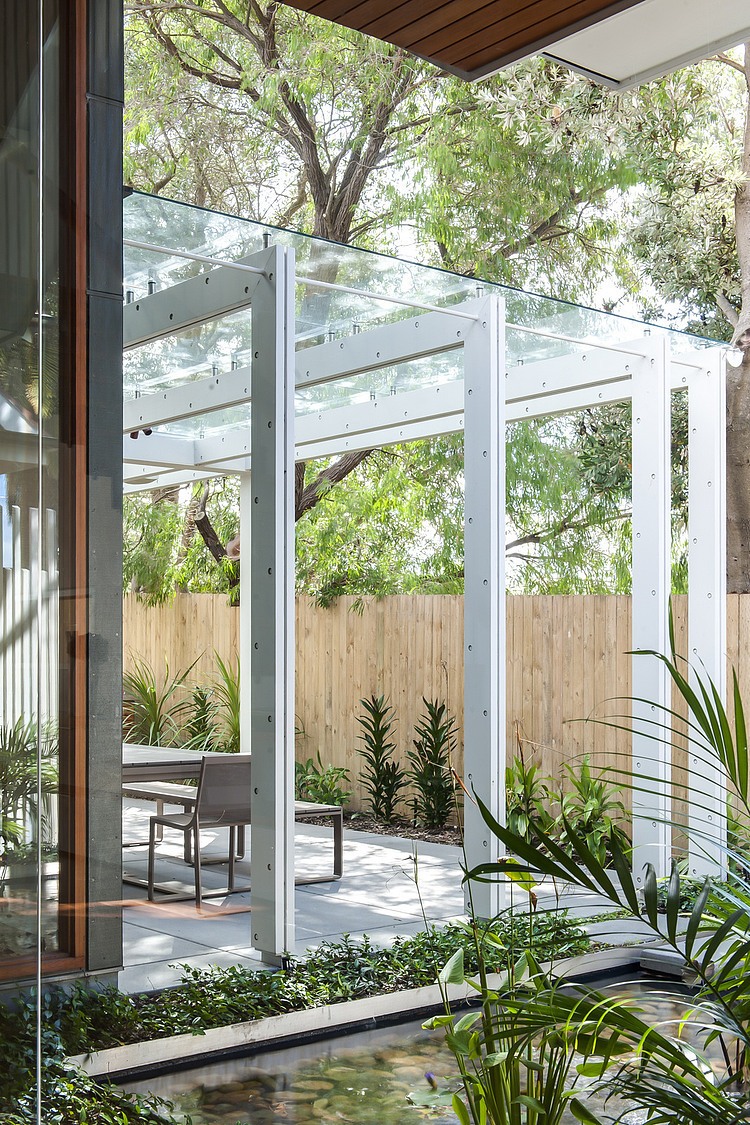 modernes haus außenbereich gestalten verglaste veranda glaspergola gartenteich gartenzaun