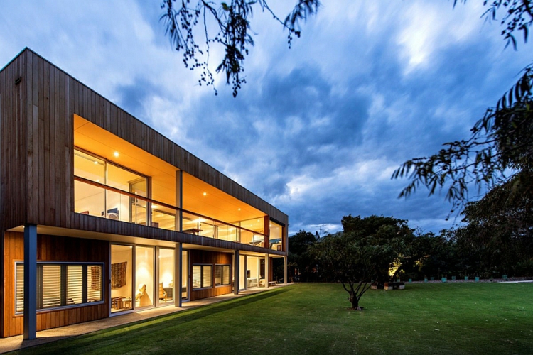 Modernes Haus am Strand mit Aussicht auf den indischen Ozean