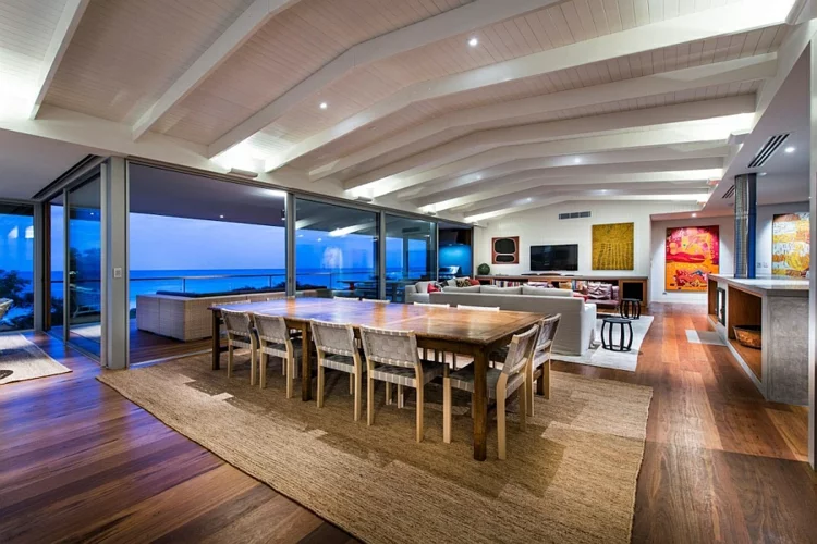 modernes haus strandhaus moderne esszimmer wohnzimmer offener wohnplan holzboden