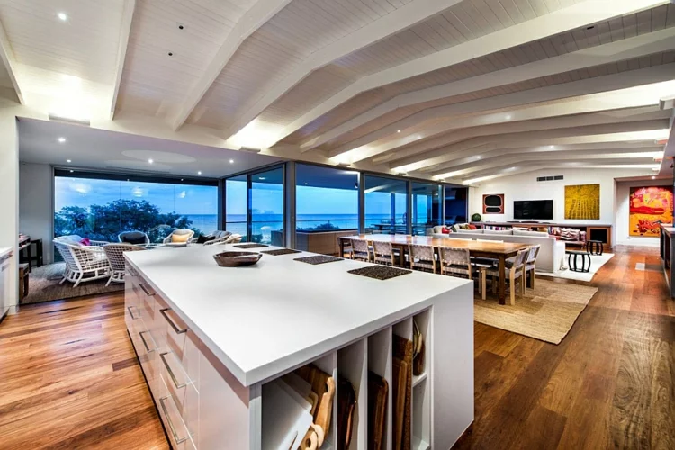 modernes haus strandhaus moderne küche gestalten kücheninsel mit stauraum holzboden