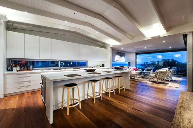modernes haus strandhaus moderne küche offener wohnplan holzboden verlegen