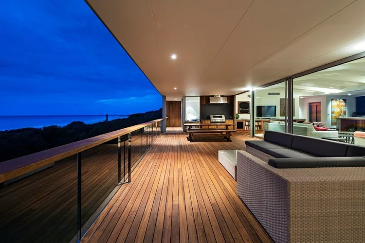 modernes haus strandhaus terrasse mit mehrblick rattanmöbel holzboden