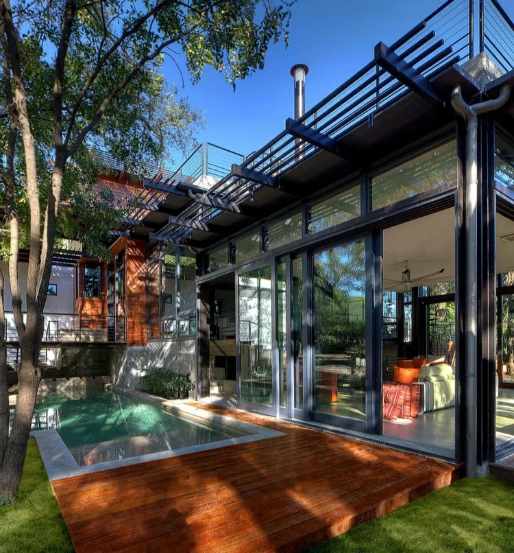 nachhaltige architektur grüne residenz terrassendielen gartenpool holz glas