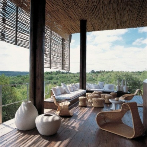 nachhaltige-architektur-terrassengestaltung beispiele rattan möbel holzboden sicht und sonnenschutz aus bambus