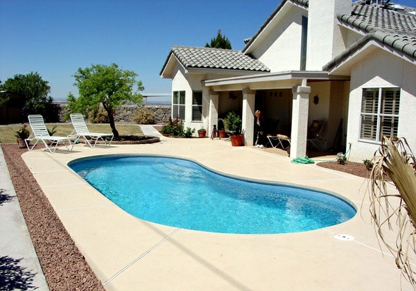 nierenförmig pool im garten hinterhof gestalten terrasse überdachung