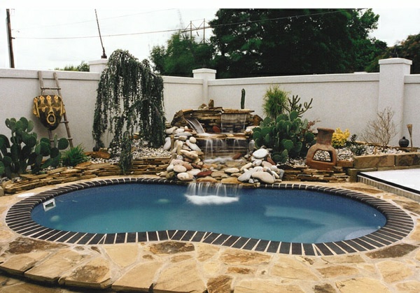 pool im garten nierenförmig gartengestaltung mit steinen wasserspiele pflanzen