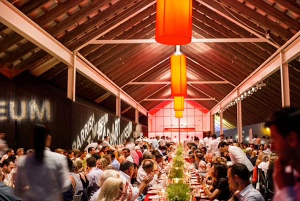 restaurant event tischdecke rot tischdeko stylische blumendeko ron wendt design