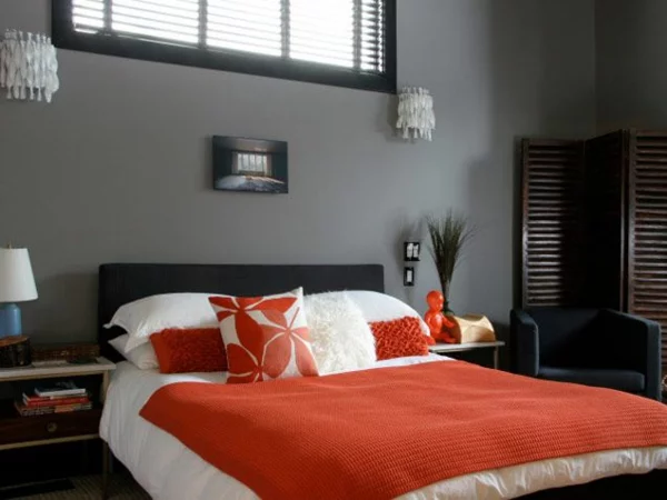schlafzimmer design modern wandfarbe grautöne bettdecke orange