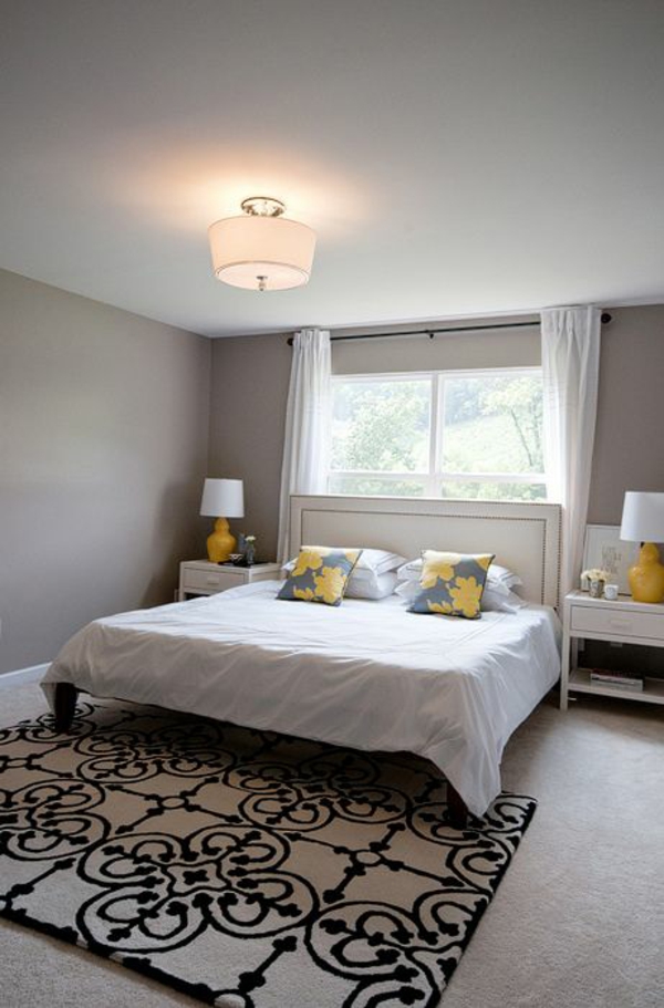 schlafzimmer design wandfarbe grautöne bett gelbe akzente