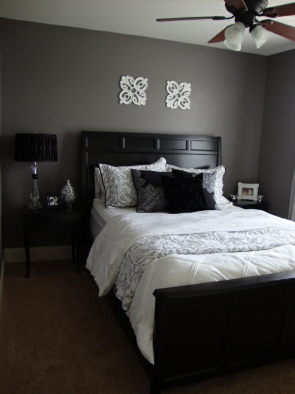 schlafzimmer wandfarbe grautöne holzbett nachttisch teppich