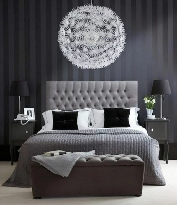 schlafzimmer design wandfarbe grautöne weißer kronleuchter bett 