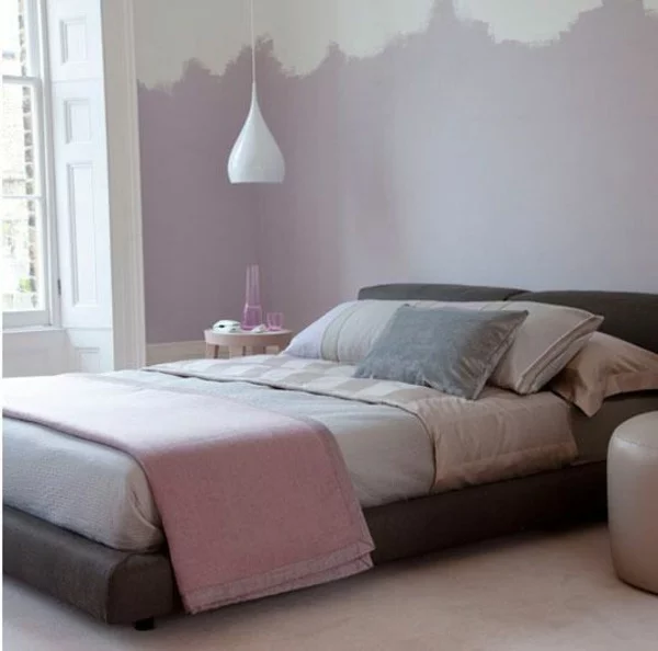 schlafzimmer farbideen altrosa lila grau wandfarbe tagesdecke bettwäsche