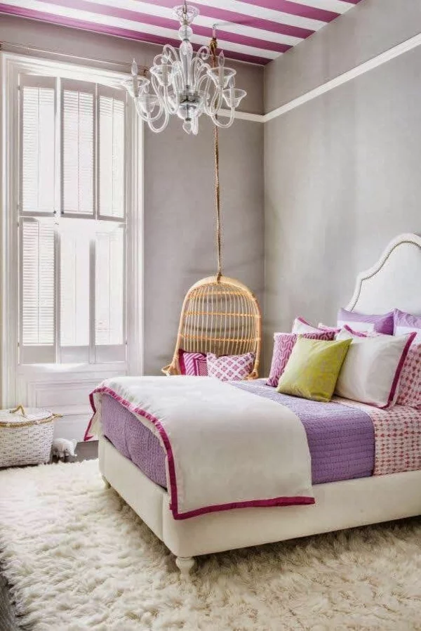 schlafzimmer farbideen graue wandfarbe tagesdecke altrosa lila deckemfarbe streifenmuster