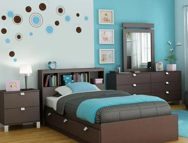 schlafzimmer farbideen wandgestaltung blau tagesdecke brauntöne