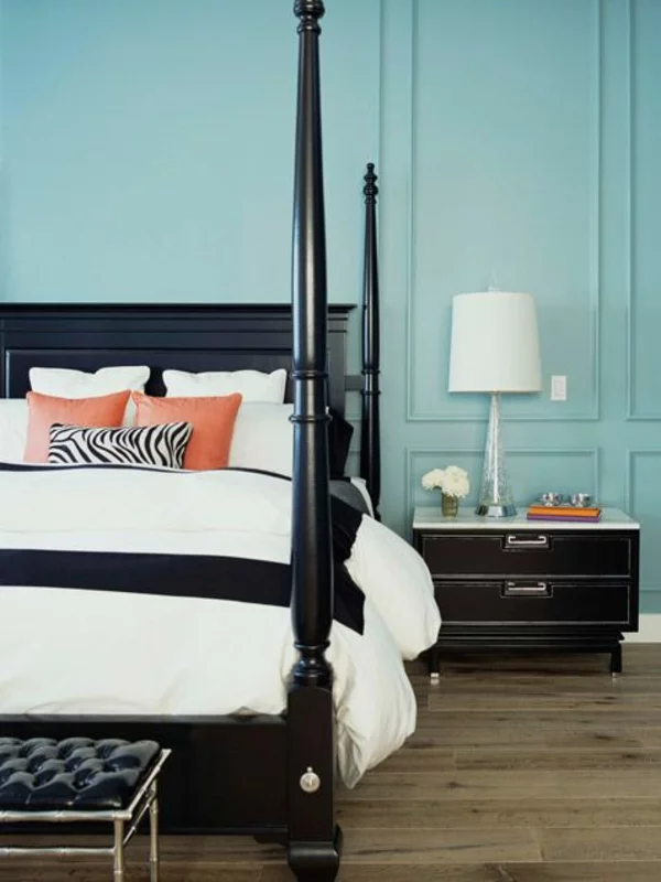 schlafzimmer gestalten farbideen blaue wandfarbe bettpfosten schwarz