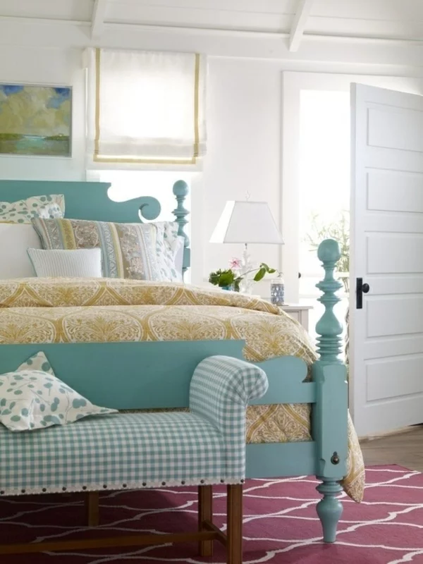 schlafzimmer gestalten farbideen wandfarbe weiß bettpfosten mintgrün ottomane