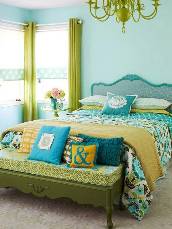schlafzimmer ideen farbgestaltung sommerpalette bett grüner kronleuchter 