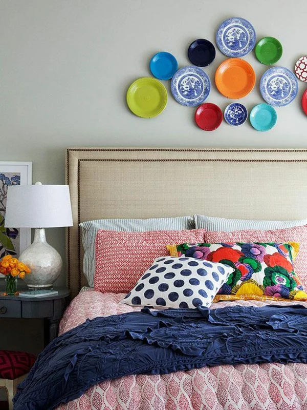 schlafzimmer farbgestaltung sommerpalette farbige teller an der wand
