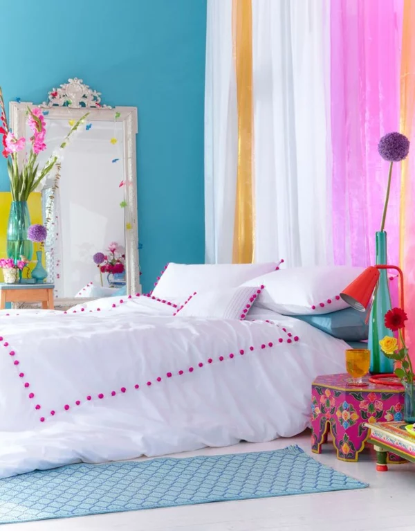 schlafzimmer farbgestaltung sommerpalette gardinen nachttisch bett