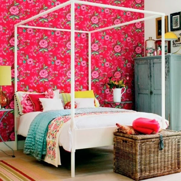 schlafzimmer farbgestaltung sommerpalette rosa wandtapete blumenmuster