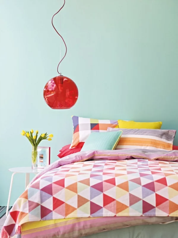 schlafzimmer farbgestaltung sommerpalette rote pendelleuchte bunte bettdecke