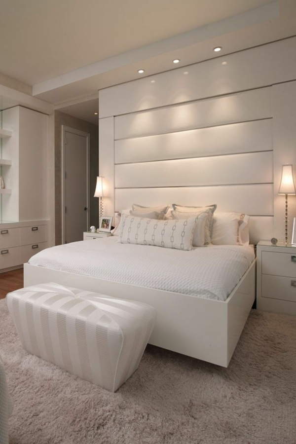 schlafzimmer schlafzimmerwand gestalten in weiß bett 