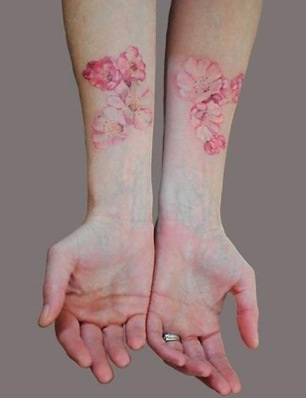 Frau tattoo blumen unterarm Tattoo Blumen