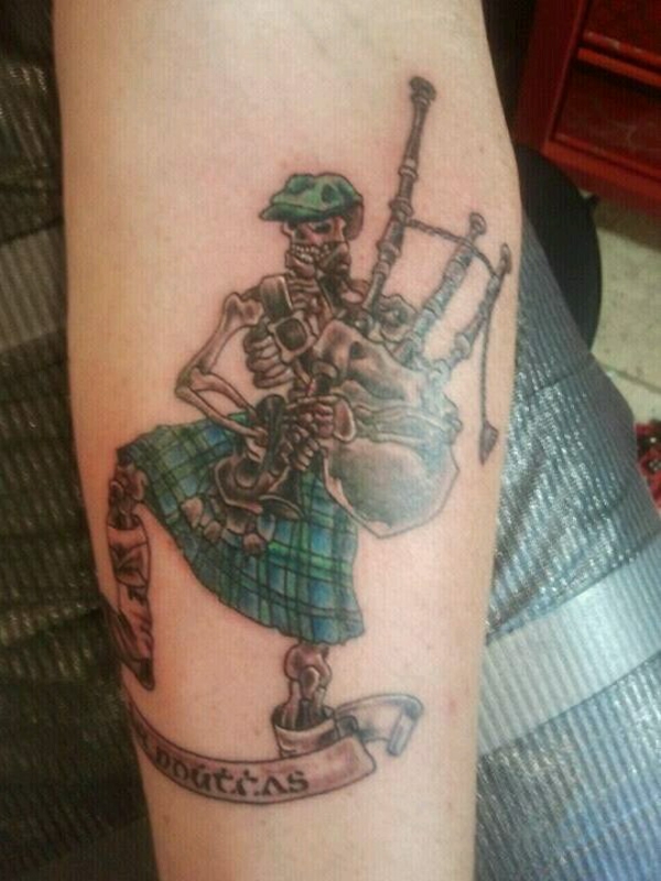 tattoo unterarm ideen schottisch totenkopf
