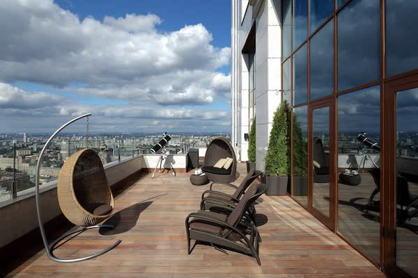 terrassengestaltung beispiele sitzmöglichkeit rattan garten möbel ideen hängestuhl