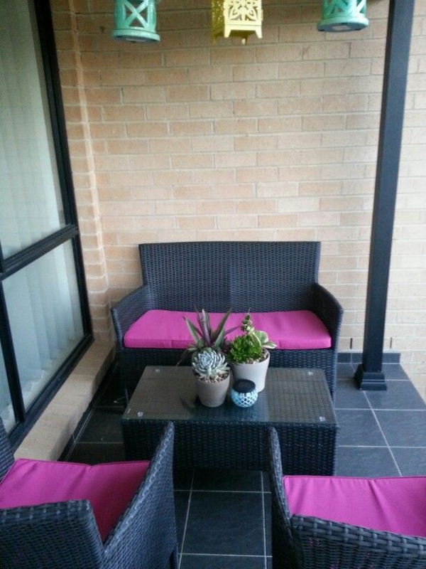 terrassengestaltung patio rattanmöbel outdoor schwarz lila auflage