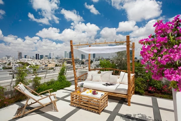 terrassengestaltung patio stilvolles outdoor bett himmelbett tisch 