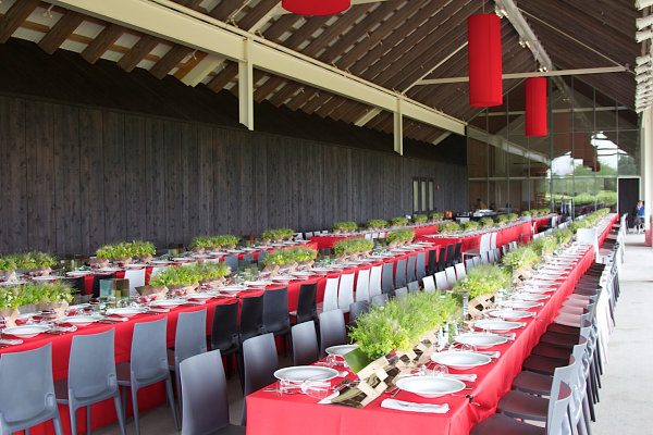 tischdecke rot festliche tischdeko restaurant ron wendt design