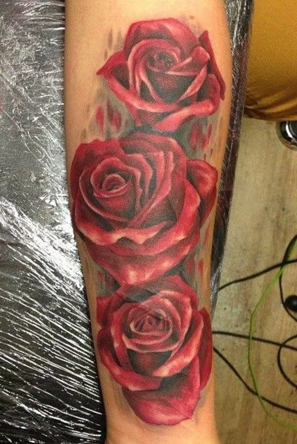 unterarm tattoo bilder rote rosen motive