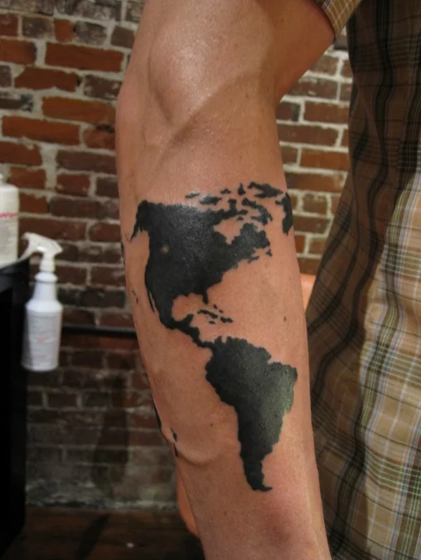 unterarm tattoo mann ideen landkarte universum