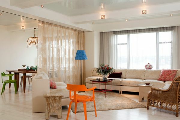 vorhang als raumtrenner wohnzimmer orange stühle