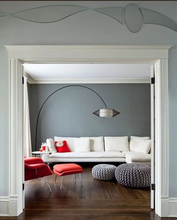 wandfarbe grautöne wohnzimmer design roter sessel weißes sofa