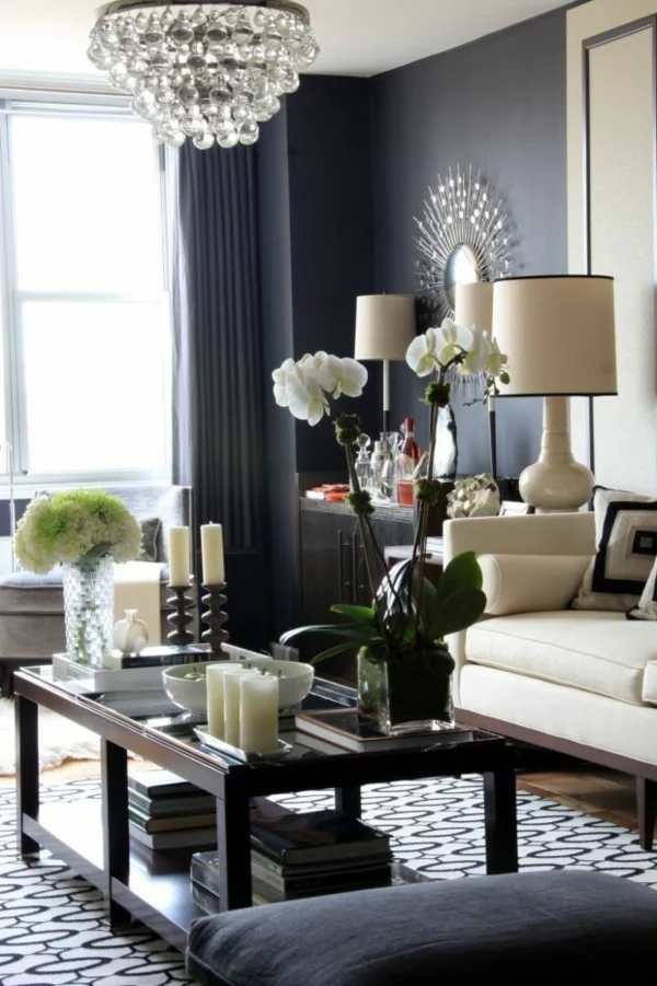 wandgestaltung grau wohnzimmer design sofa tisch kronleuchter 