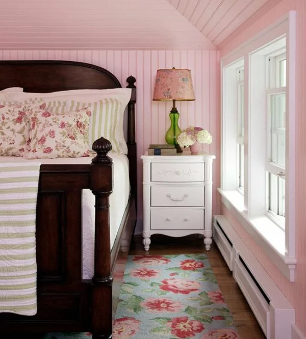 Wandpaneele streichen in zartem Rosa romantisches Ambiente im Schlafzimmer schaffen